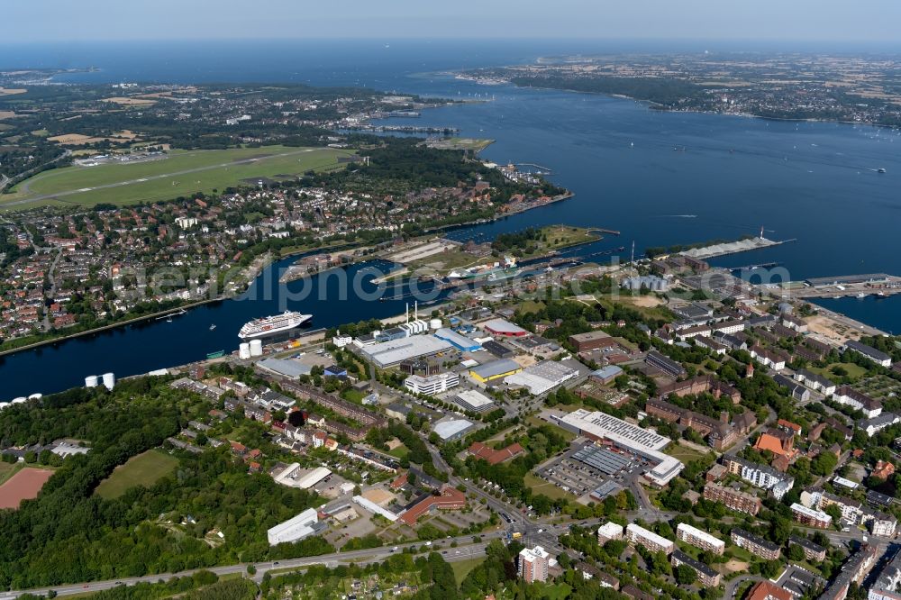 Aerial photograph Kiel - Channel flow and river banks of the waterway shipping Nord-Ostsee-Kanal in Kiel in the state Schleswig-Holstein