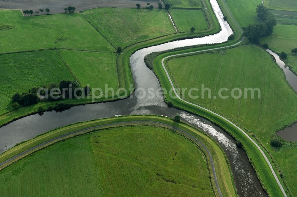 Detern from the bird's eye view: Channel flow and river banks of the waterway shipping Nordloher-Barsseler Tief on corner to Dreyschloot- canal in Detern in the state Lower Saxony