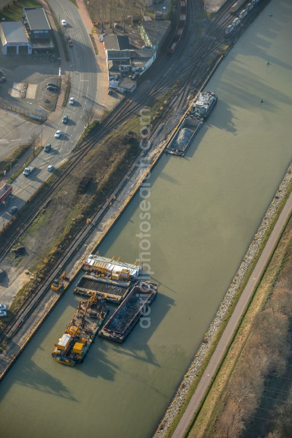 Hamm from above - Channel flow and river banks of the waterway shipping in the district Heessen in Hamm in the state North Rhine-Westphalia, Germany