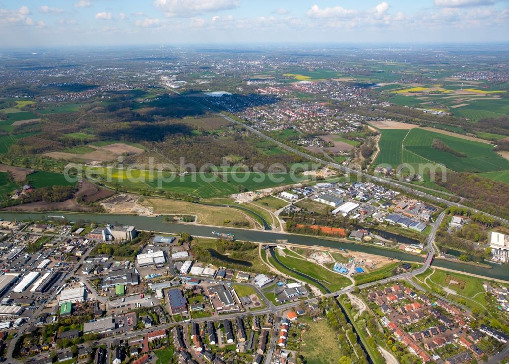 Castrop-Rauxel from the bird's eye view: Channel flow and river banks of the waterway shipping Rhein-Herne-Kanal in Castrop-Rauxel in the state North Rhine-Westphalia