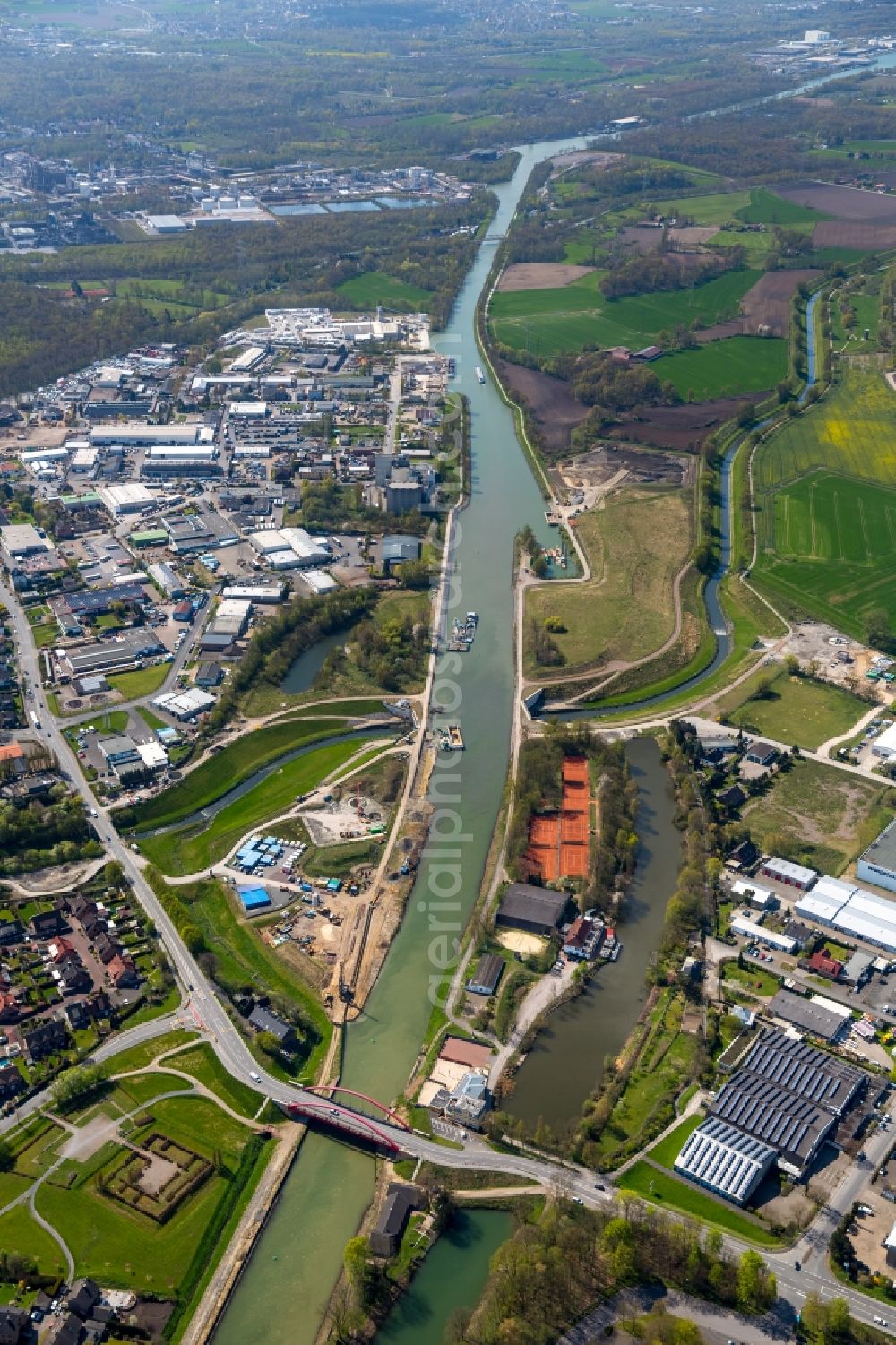 Aerial image Castrop-Rauxel - Channel flow and river banks of the waterway shipping Rhein-Herne-Kanal in Castrop-Rauxel in the state North Rhine-Westphalia