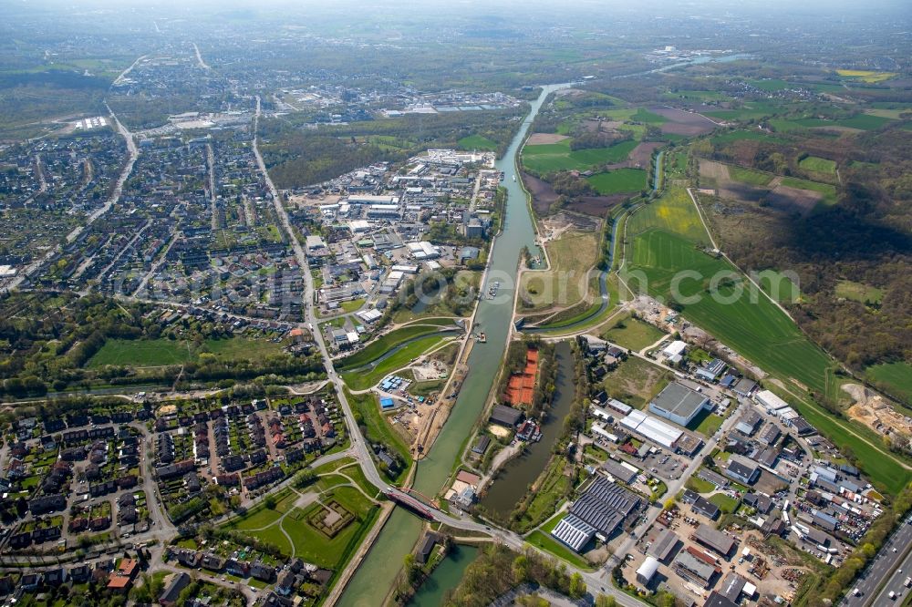 Aerial photograph Castrop-Rauxel - Channel flow and river banks of the waterway shipping Rhein-Herne-Kanal in Castrop-Rauxel in the state North Rhine-Westphalia