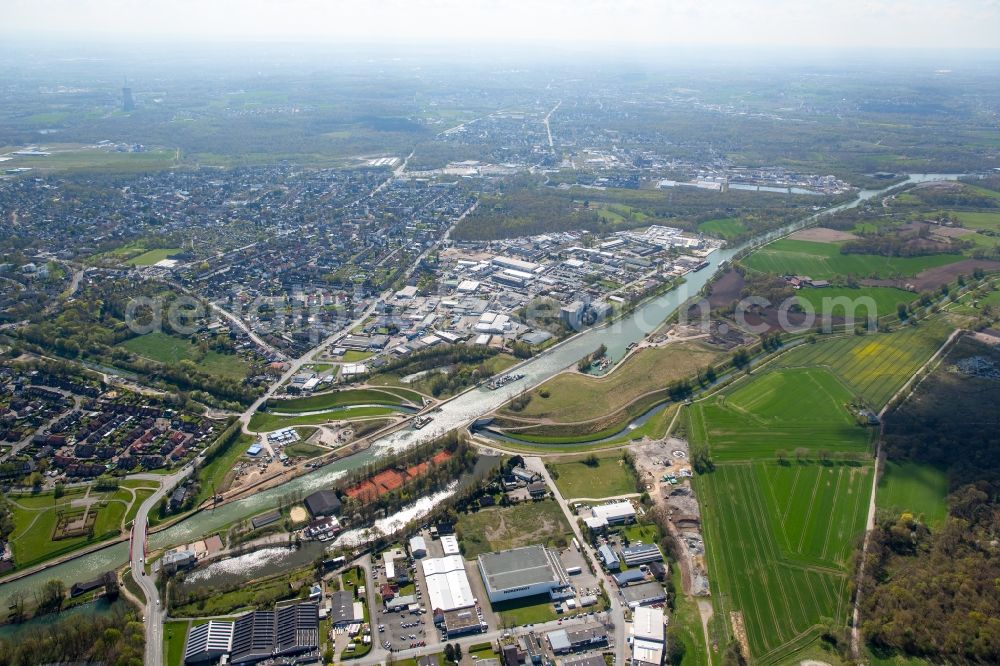 Castrop-Rauxel from above - Channel flow and river banks of the waterway shipping Rhein-Herne-Kanal in Castrop-Rauxel in the state North Rhine-Westphalia