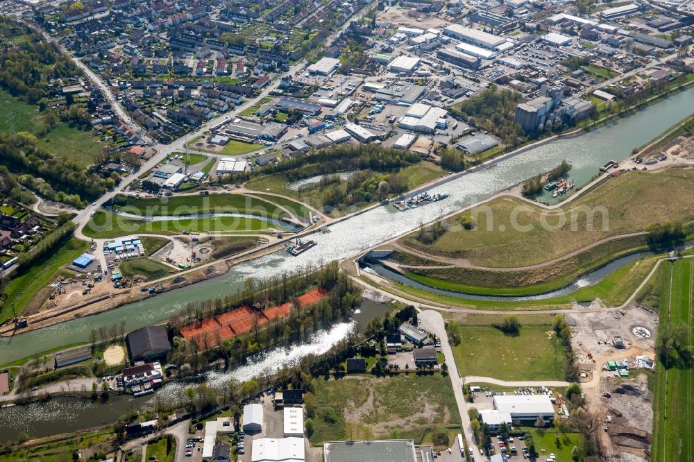 Castrop-Rauxel from the bird's eye view: Channel flow and river banks of the waterway shipping Rhein-Herne-Kanal in Castrop-Rauxel in the state North Rhine-Westphalia