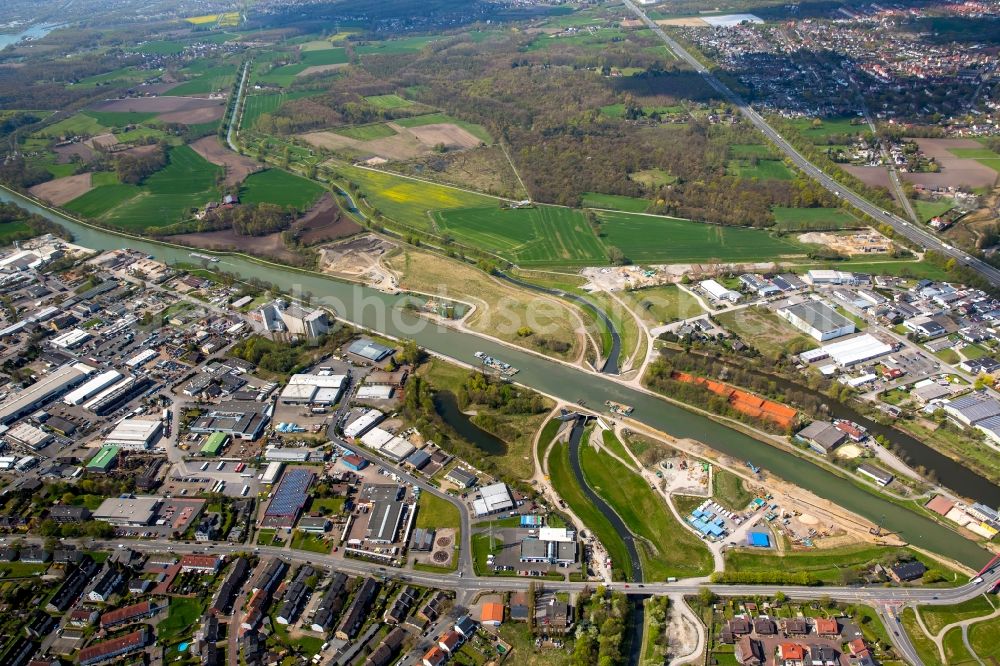 Aerial photograph Castrop-Rauxel - Channel flow and river banks of the waterway shipping Rhein-Herne-Kanal in Castrop-Rauxel in the state North Rhine-Westphalia