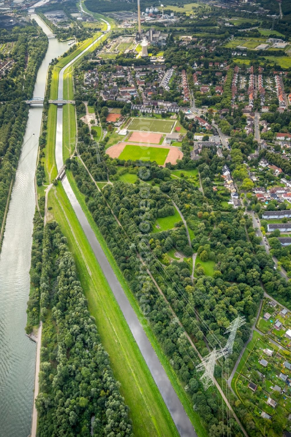 Essen from above - Channel flow and river banks of the waterway shipping vom Rhein-Herne-Kanal in Essen in the state North Rhine-Westphalia, Germany