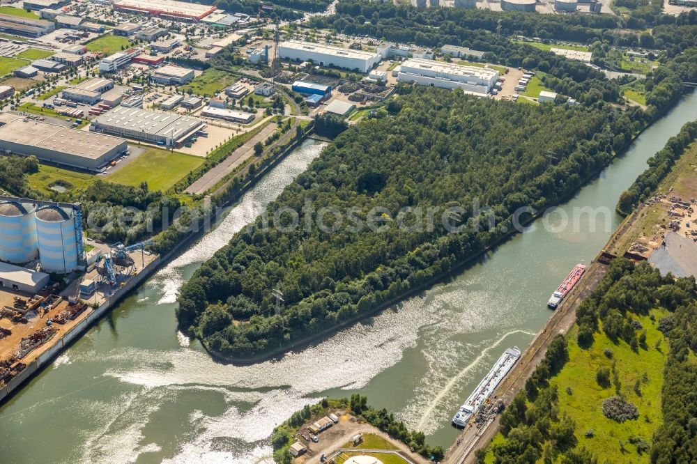 Essen from above - Channel flow and river banks of the waterway shipping on Rhein-Herne-Kanal in port Bergeborbeck in Essen in the state North Rhine-Westphalia, Germany