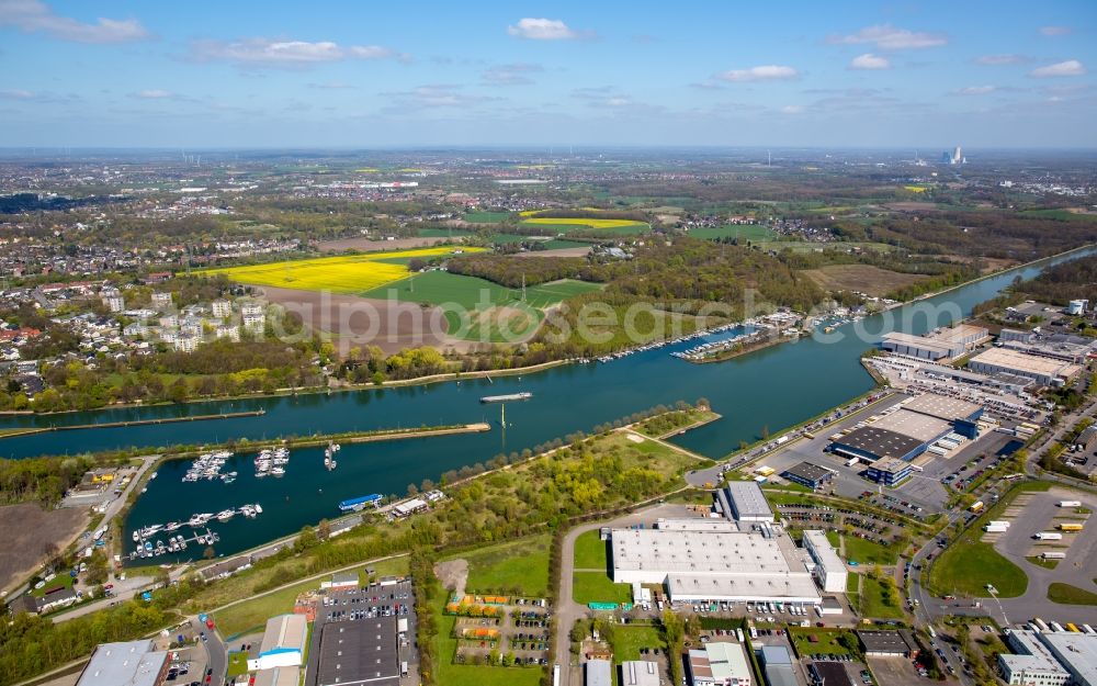 Herne from above - Channel flow and river banks of the waterway shipping Rhine-Herne Canal in Herne in the state North Rhine-Westphalia