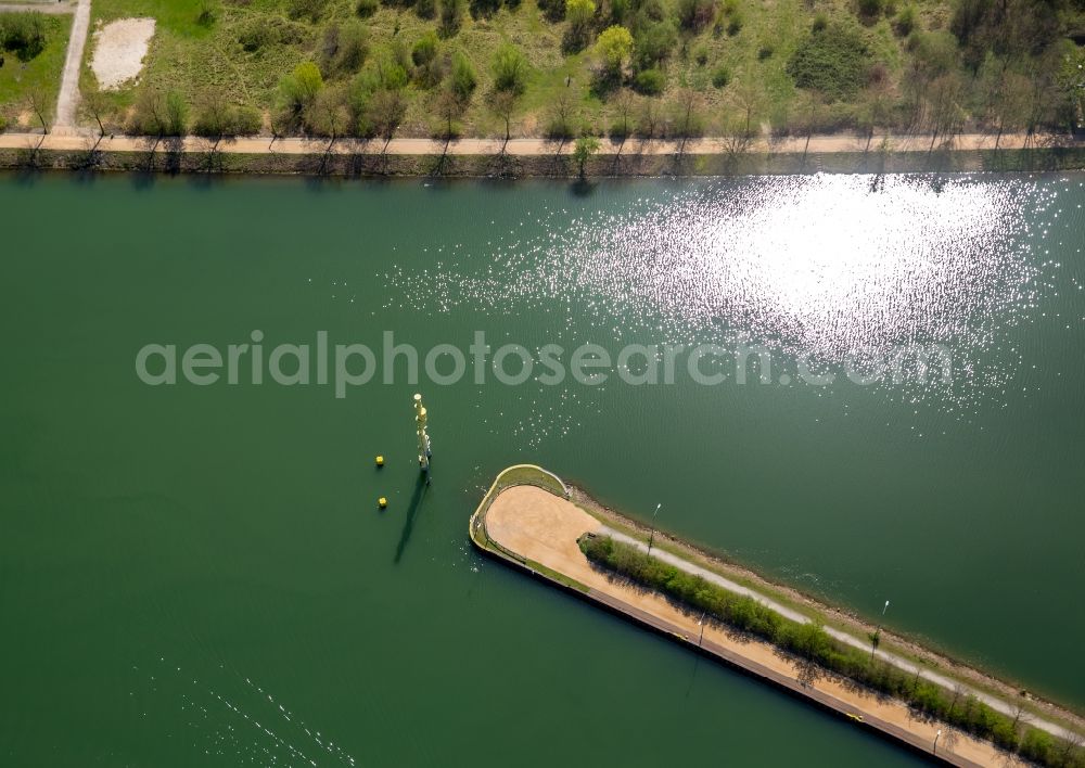 Herne from the bird's eye view: Channel flow and river banks of the waterway shipping Rhine-Herne Canal in Herne in the state North Rhine-Westphalia