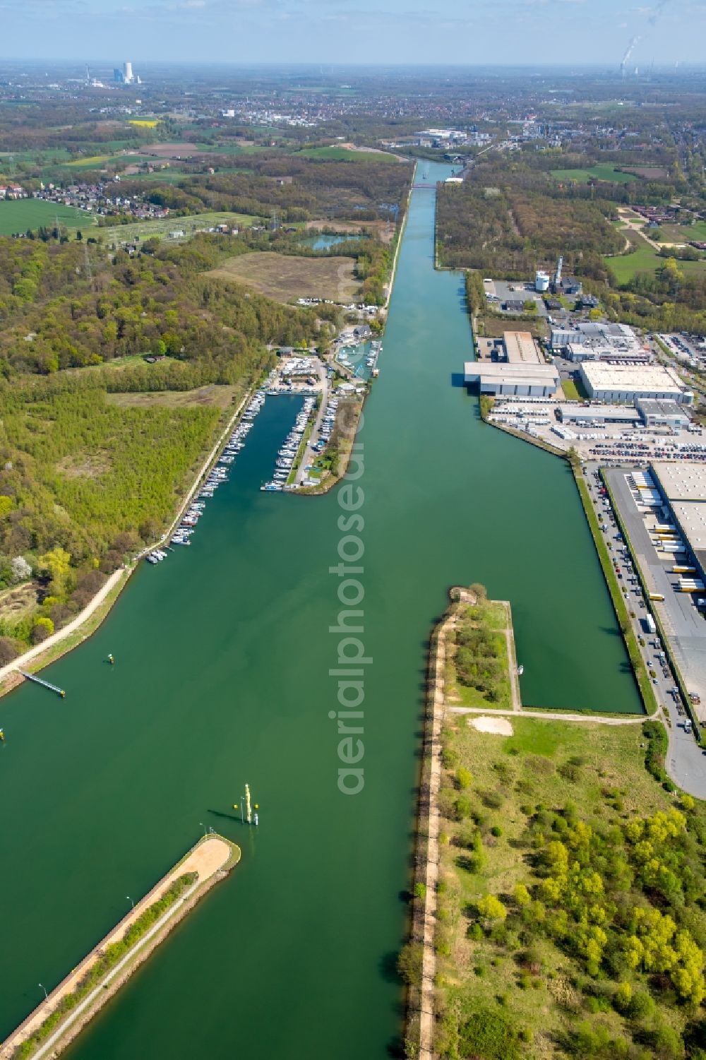 Aerial photograph Herne - Channel flow and river banks of the waterway shipping Rhine-Herne Canal in Herne in the state North Rhine-Westphalia