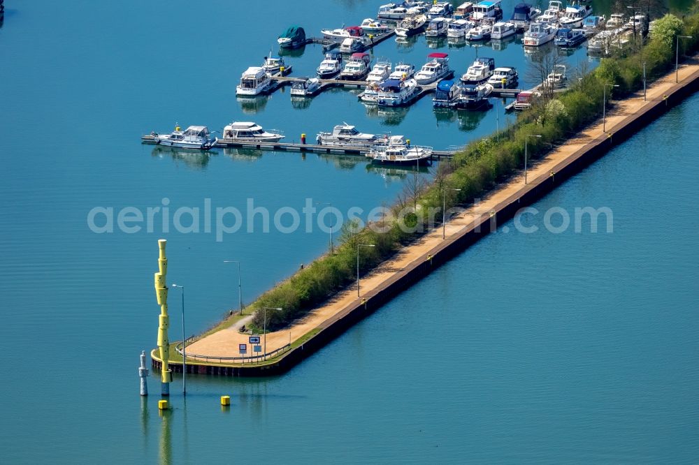 Herne from above - Channel flow and river banks of the waterway shipping Rhine-Herne Canal in Herne in the state North Rhine-Westphalia