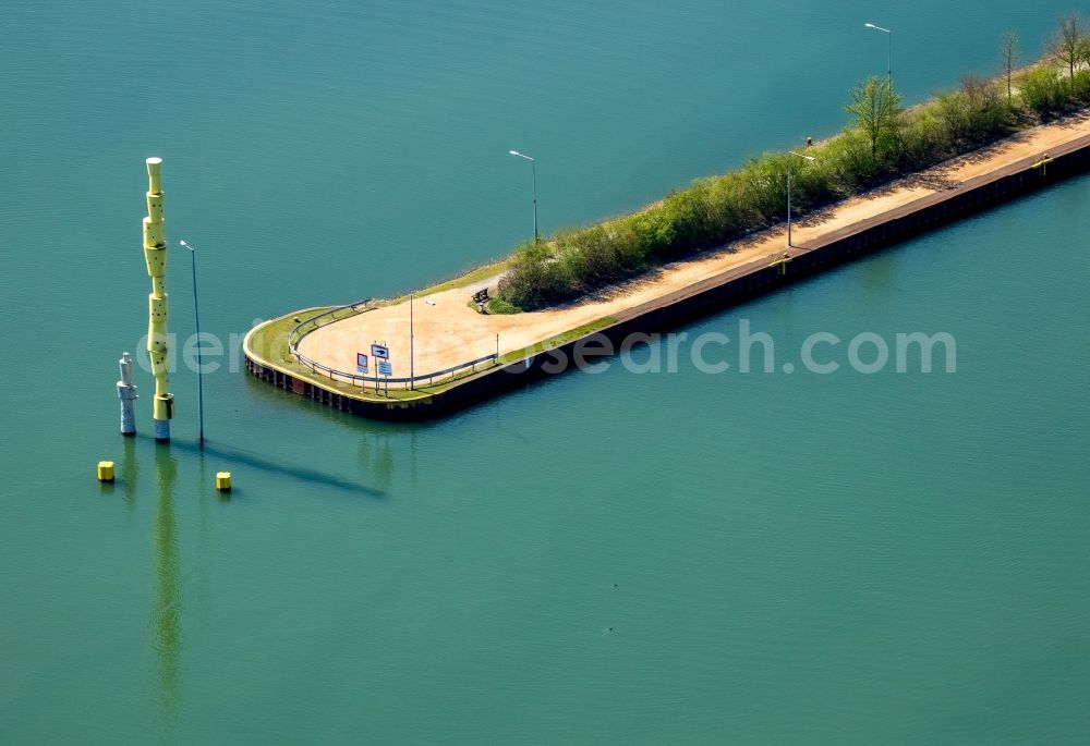 Herne from the bird's eye view: Channel flow and river banks of the waterway shipping Rhine-Herne Canal in Herne in the state North Rhine-Westphalia