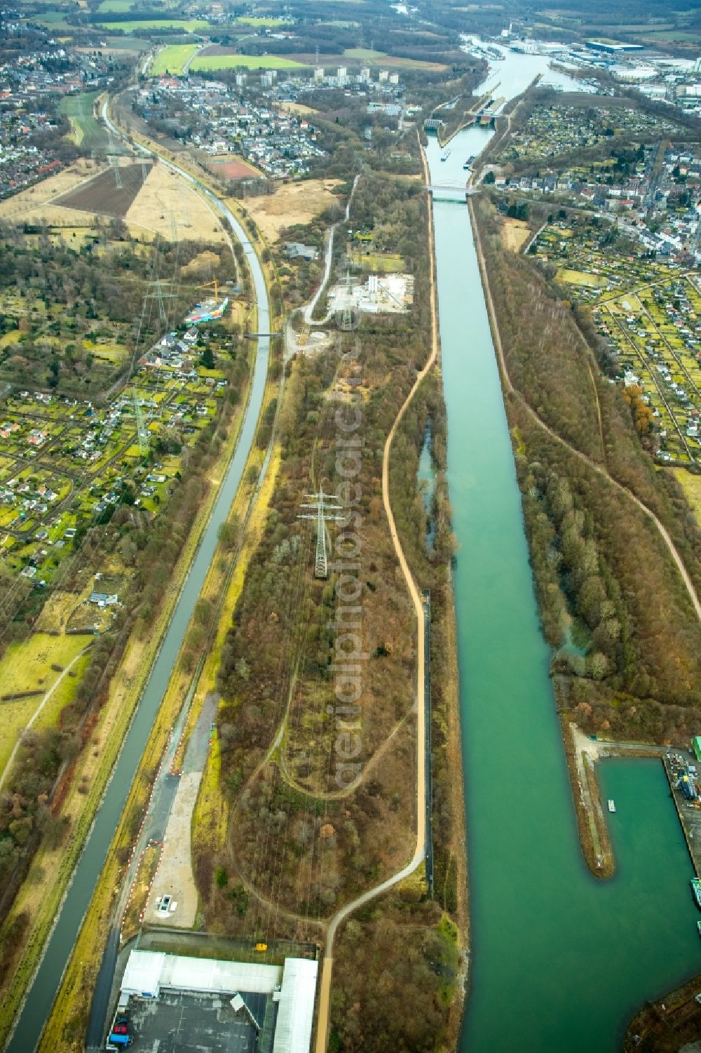 Herne from the bird's eye view: Channel flow and river banks of the waterway shipping of canal Rhein-Herne-Kanal in Herne in the state North Rhine-Westphalia