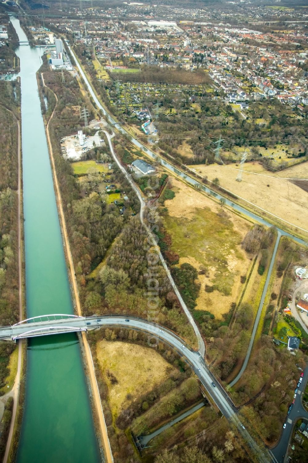 Aerial image Herne - Channel flow and river banks of the waterway shipping of canal Rhein-Herne-Kanal in Herne in the state North Rhine-Westphalia