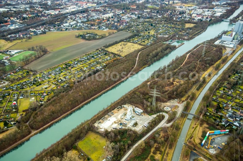 Aerial photograph Herne - Channel flow and river banks of the waterway shipping of canal Rhein-Herne-Kanal in Herne in the state North Rhine-Westphalia