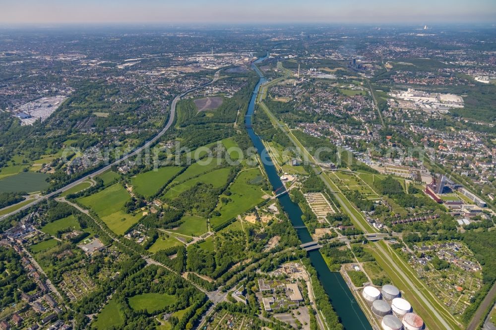 Gelsenkirchen from the bird's eye view: Channel flow and river banks of the waterway shipping of Rhein-Herne-Kanals in the district Horst in Gelsenkirchen at Ruhrgebiet in the state North Rhine-Westphalia, Germany