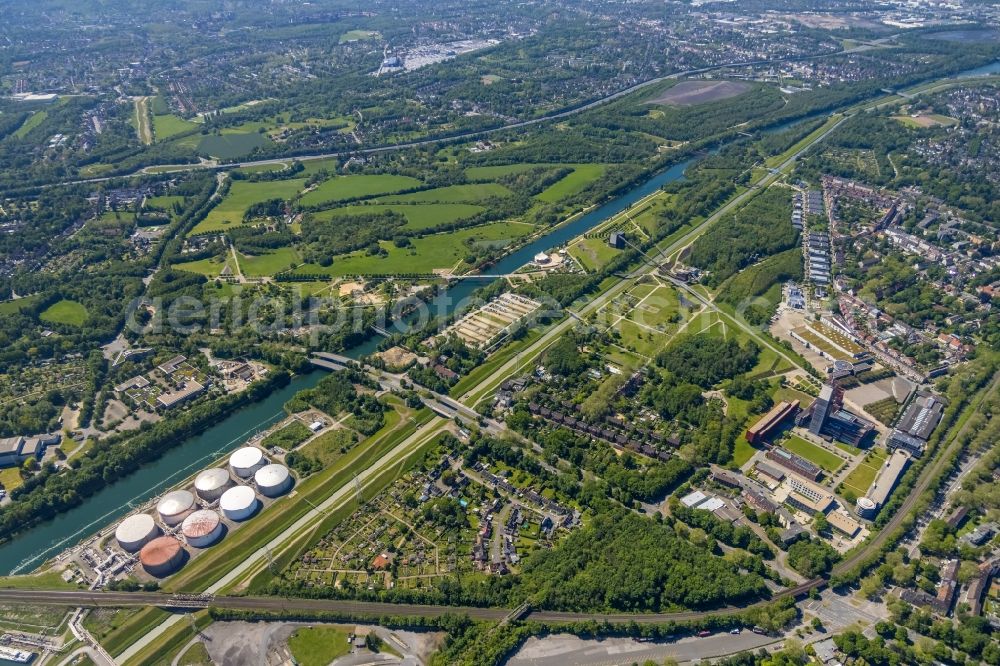 Aerial image Gelsenkirchen - Channel flow and river banks of the waterway shipping of Rhein-Herne-Kanals in the district Horst in Gelsenkirchen at Ruhrgebiet in the state North Rhine-Westphalia, Germany