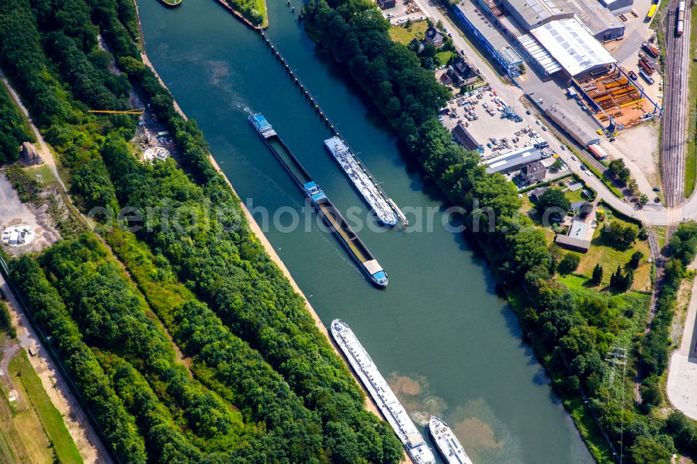 Gelsenkirchen from above - Channel flow and river banks of the waterway shipping of Rhein-Herne-Kanals in the district Horst in Gelsenkirchen at Ruhrgebiet in the state North Rhine-Westphalia, Germany