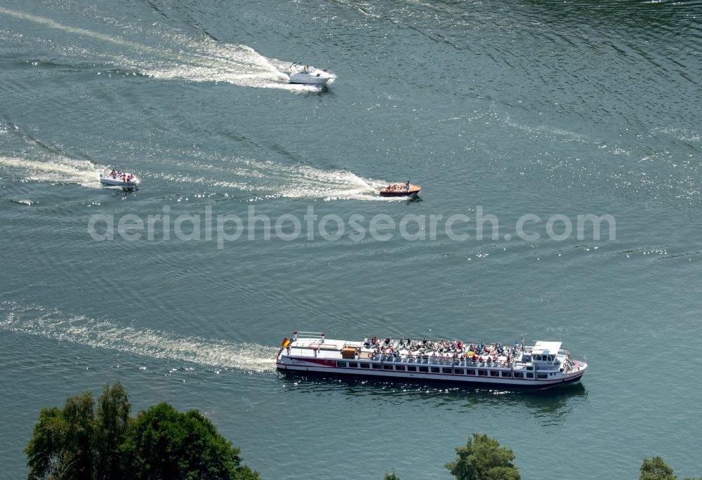 Waren (Müritz) from the bird's eye view: Channel flow and river banks of the waterway shipping with shipping traffic in Waren (Mueritz) in the state Mecklenburg - Western Pomerania