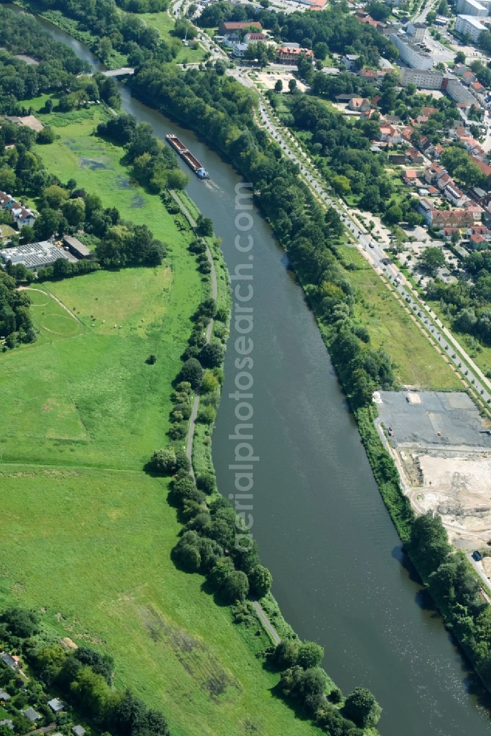 Berlin from the bird's eye view: Channel flow and river banks of the waterway shipping Teltowkanal on Schoenower Graben in the district Schoenow in Berlin, Germany