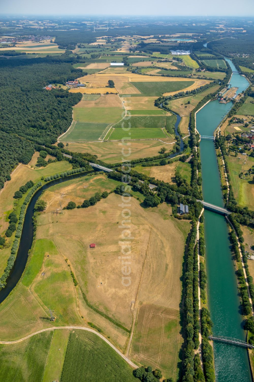 Aerial photograph Flaesheim - Channel flow and river banks of the waterway shipping on Wesel-Datteln-Kanal in Flaesheim in the state North Rhine-Westphalia, Germany