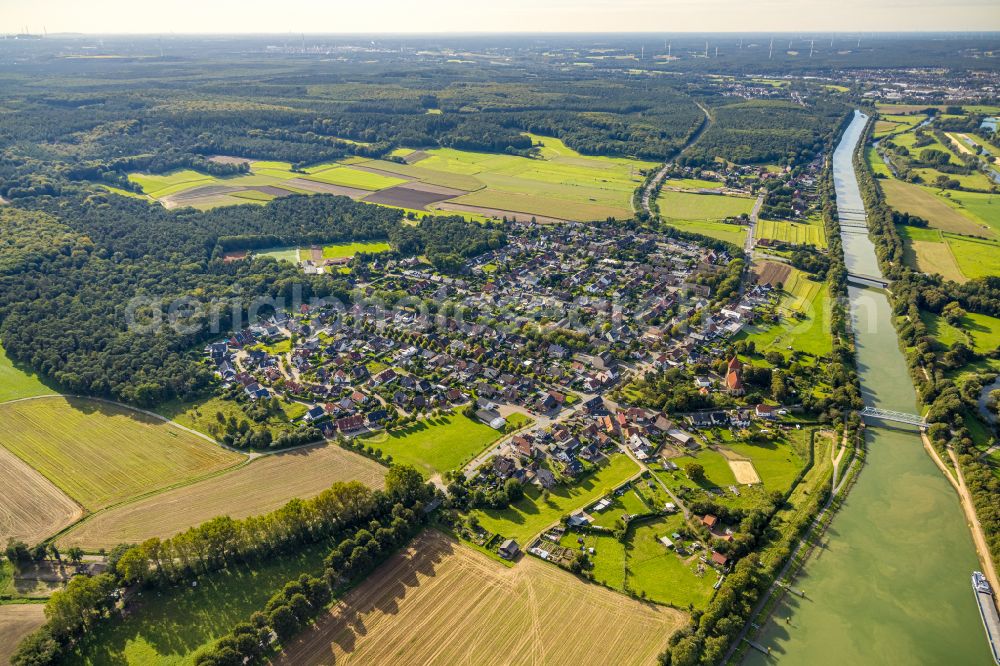 Aerial image Flaesheim - Channel flow and river banks of the waterway shipping on Wesel-Datteln-Kanal in Flaesheim in the state North Rhine-Westphalia, Germany