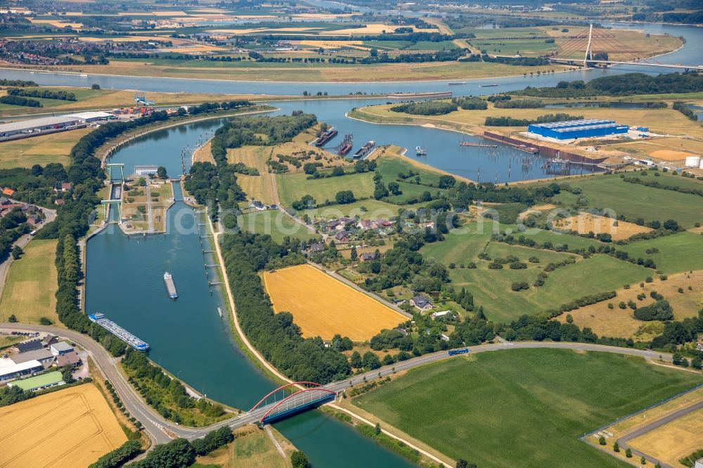 Aerial image Voerde (Niederrhein) - Channel flow and river banks of the waterway shipping of Wesel-Datteln-Kanal in Voerde (Niederrhein) in the state North Rhine-Westphalia, Germany