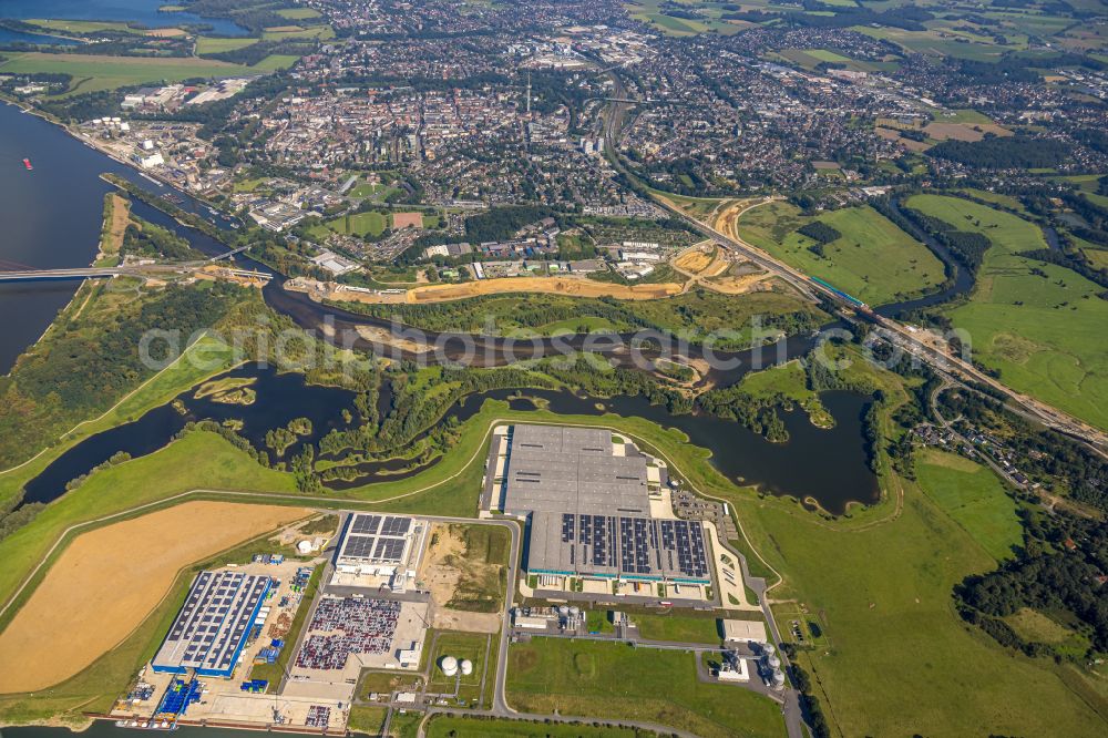 Voerde (Niederrhein) from above - Channel flow and river banks of the waterway shipping of Wesel-Datteln-Kanal in Voerde (Niederrhein) in the state North Rhine-Westphalia, Germany