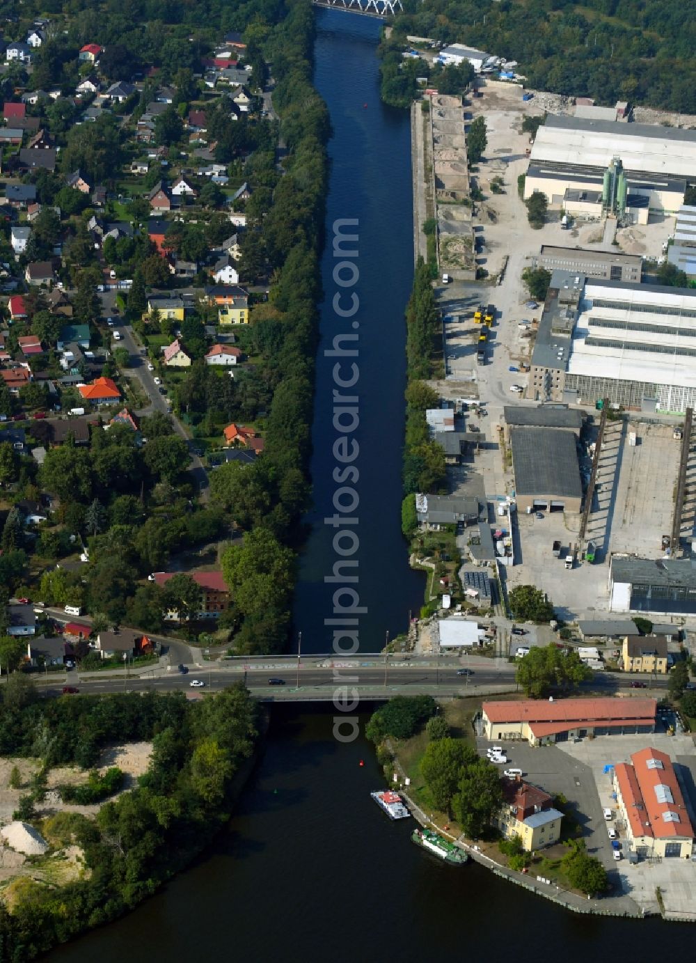 Aerial photograph Berlin - Channel flow and river banks of the waterway shipping on Teltowkanal on shore of Dahme in the district Gruenau in Berlin, Germany