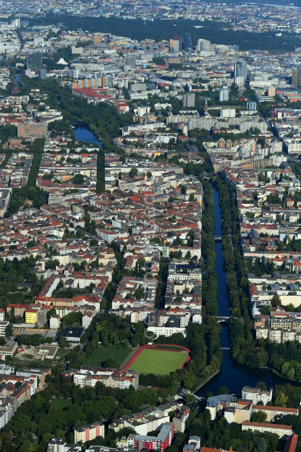 Aerial photograph Berlin - Channel flow and river banks of the waterway shipping Landwehrkanal in the district Kreuzberg in Berlin, Germany