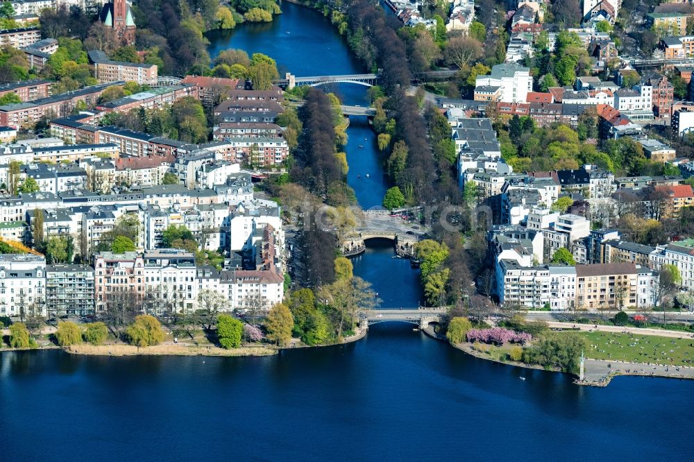 Hamburg from above - Channel flow and river banks of the waterway Mundsburger Kanal in the district Mundsburg in Hamburg, Germany