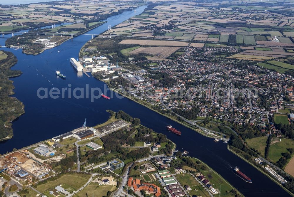 Aerial photograph Rendsburg - Canal course and bank areas of the waterway the Kiel Canal in Rendsburg in the federal state Schleswig-Holstein