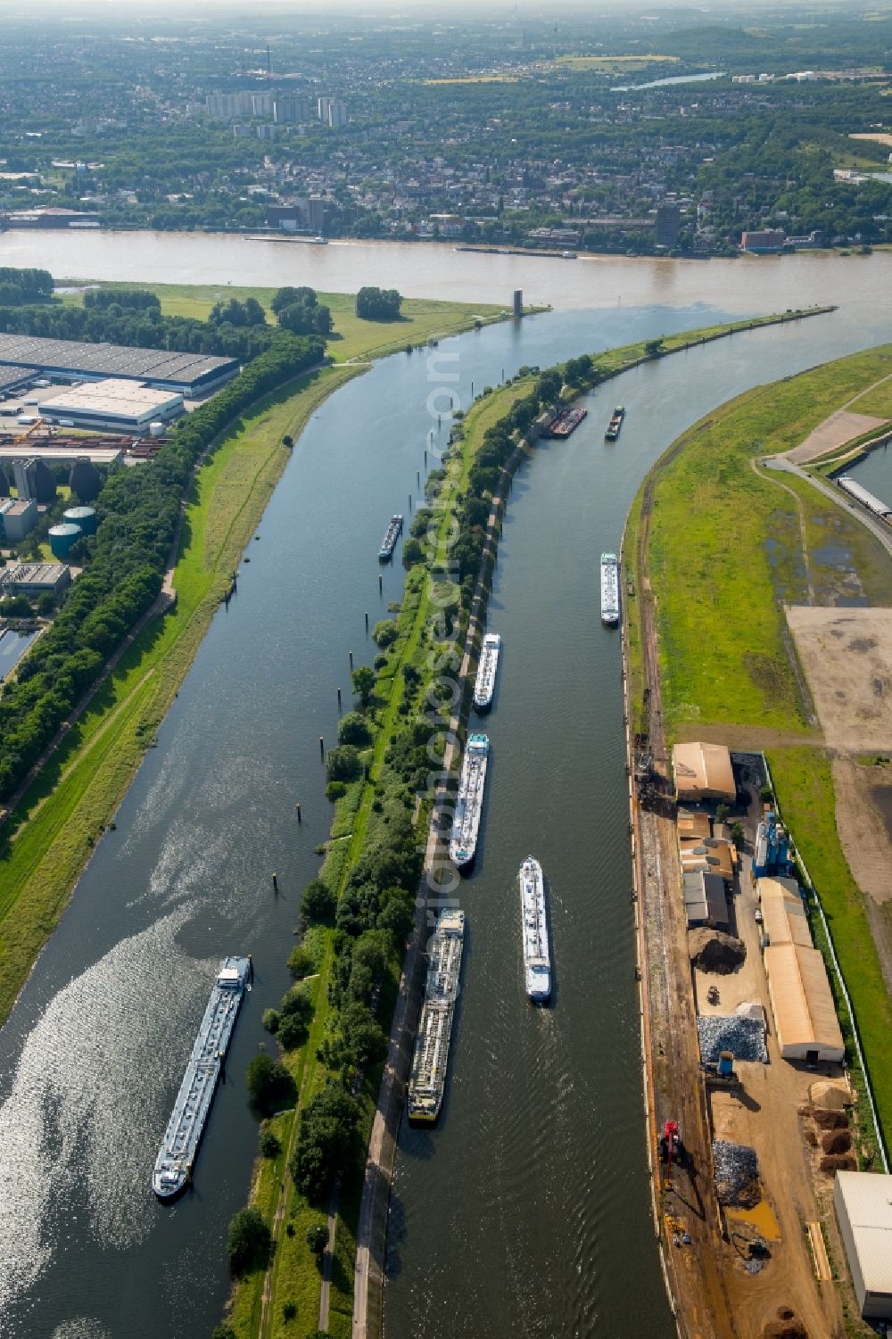 Aerial photograph Duisburg - Channel flow and river banks of waterways IWT Rhine and Ruhr in Duisburg in North Rhine-Westphalia