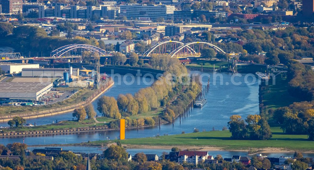 Duisburg from above - Channel flow and river banks of waterways IWT Ruhr in Duisburg at Ruhrgebiet in North Rhine-Westphalia