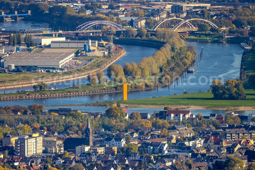 Duisburg from the bird's eye view: Channel flow and river banks of waterways IWT Ruhr in Duisburg at Ruhrgebiet in North Rhine-Westphalia