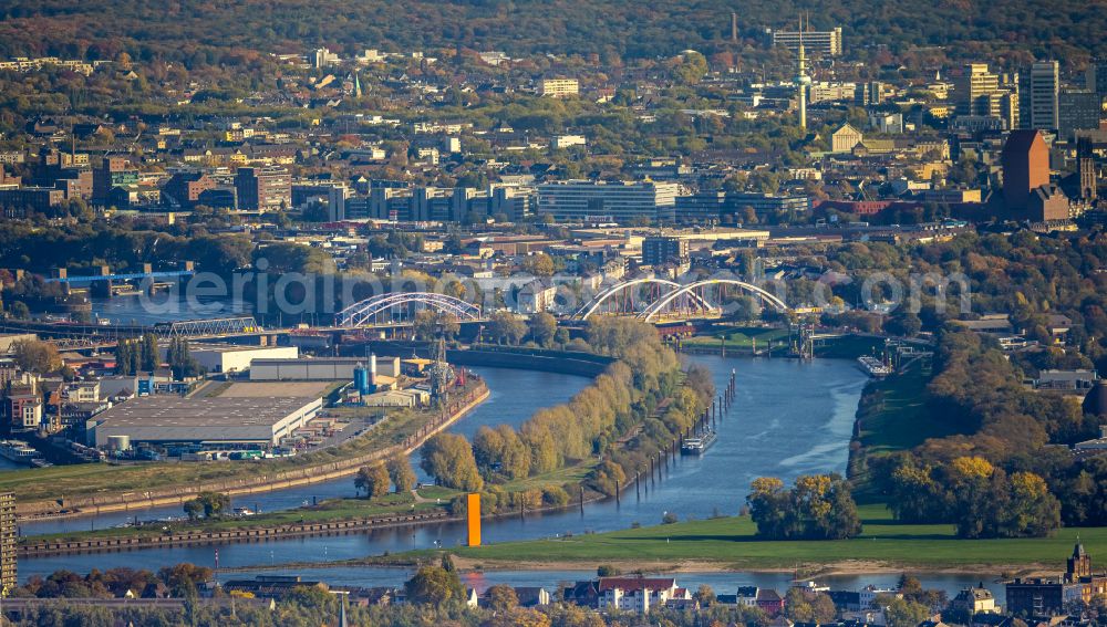 Aerial image Duisburg - Channel flow and river banks of waterways IWT Ruhr in Duisburg at Ruhrgebiet in North Rhine-Westphalia