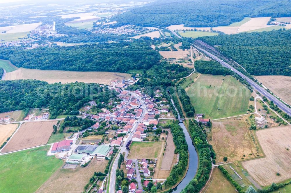 Lay-Saint-Remy from the bird's eye view: Subterranean Channel flow and river banks of the waterway shipping Canal Rhin au Marne in Lay-Saint-Remy in Grand Est, France