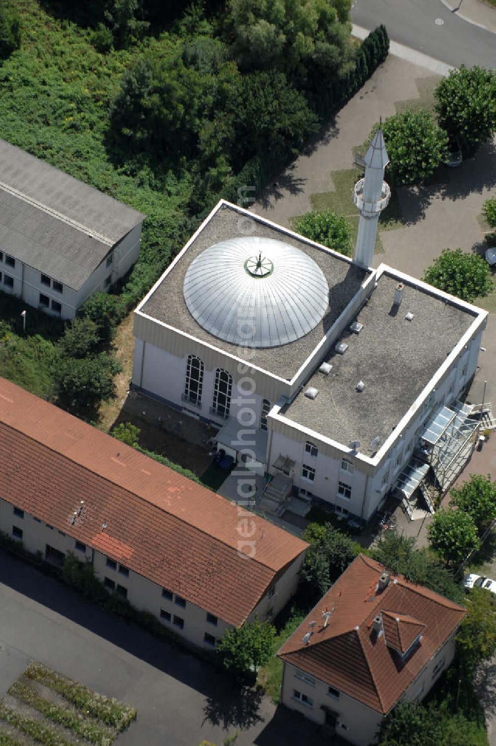 Wiesloch from the bird's eye view: Blick auf die Kanuni Sultan Süleyman Camii. Die Moschee wurde 1995 eröffnet, der Gottesdienst findet in türkischer Sprache statt. Sie gehört dem Dachveband Türkisch-Islamische Union (DITIB) an. Kontakt: Kanuni Sultan Süleyman Camii in Wiesloch, In den Auwiesen 1, 69168 Wiesloch, Tel. 06222 / 8712