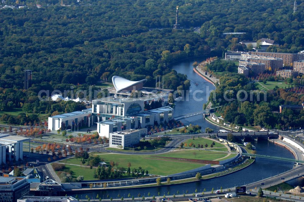 Aerial image Berlin - Blick über die Spree auf das Bundeskanzleramt mit der Botschaft Schweiz davor. Direkt hinter dem Kanzleramt befindet sich die Schwangere Auster, das Haus der Kulturen der Welt, mit dem Carillon, ein Turm mit Glockenspiel im Berliner Tiergarten. Im Hintergrund die Siegessäule, das Schloss Bellevue, sowie die Schlange / Serpentine am Moabiter Werder.