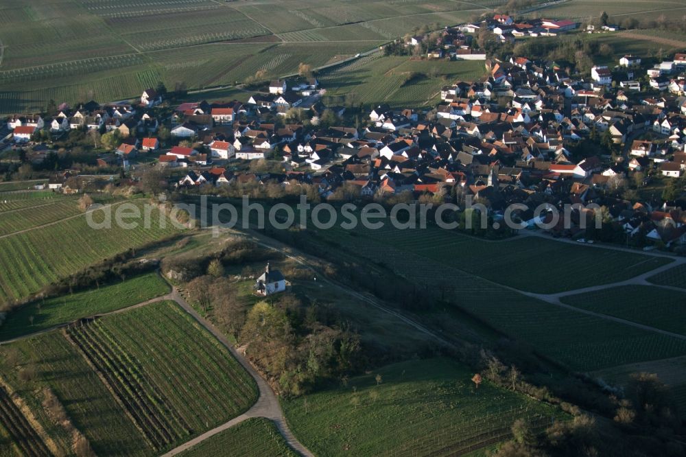 Ilbesheim bei Landau in der Pfalz from the bird's eye view: Churches building the chapel Kleine Kalmit in Ilbesheim bei Landau in der Pfalz in the state Rhineland-Palatinate