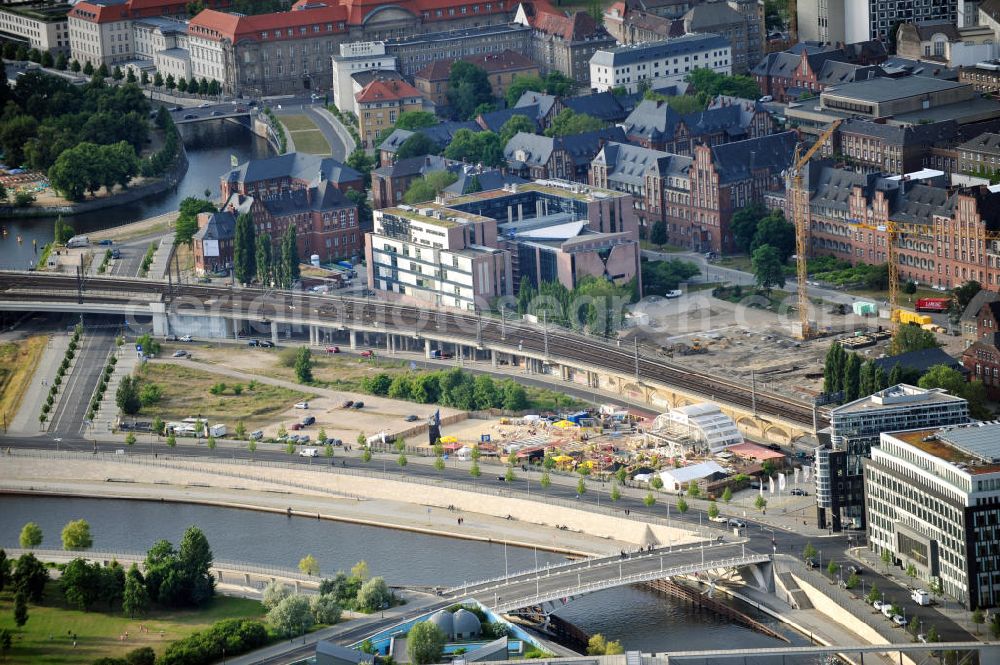 Berlin Mitte from above - Blick über die Kronprinzenbrücke und den Bundespressestrand am Kapelle Ufer auf den Campus der Charité in Berlin Mitte. View over the brigde Kronprinzenbrücke and the BundesPresseStrand at the street Kapelle Ufer of the Charité campus in Berlin.