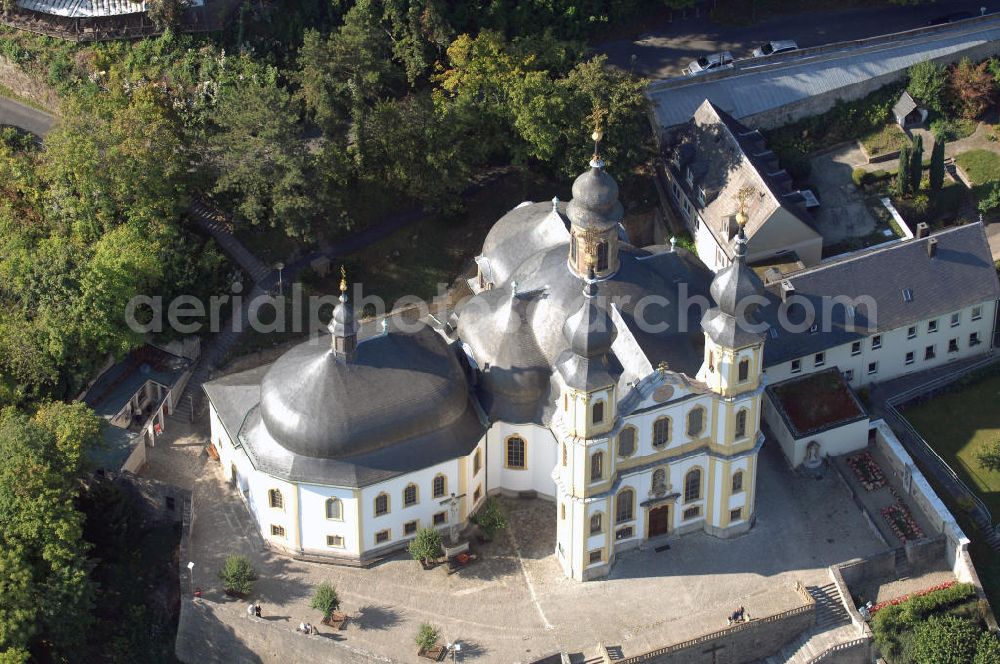 Würzburg from above - Blick auf das Kapuzinerkloster Käppele in Würzburg Bayern. Käppele ist der volkstümliche Name einer Wallfahrtskirche in Würzburg, die 1748 von Balthasar Neumann anstelle einer kleinen Holzkapelle errichtet wurde. Diese ging auf einen Bildstock zurück, der 1640 von einem Mainfischer in seinem Weinberg während des Dreißigjährigen Kriegs errichtet wurde. Kontakt: Kapuzinerkloster Käppele Würzburg, Nikolausberg, 97082 Würzburg, Tel. +49(0)931 72670, Fax +49(0)931 7843872