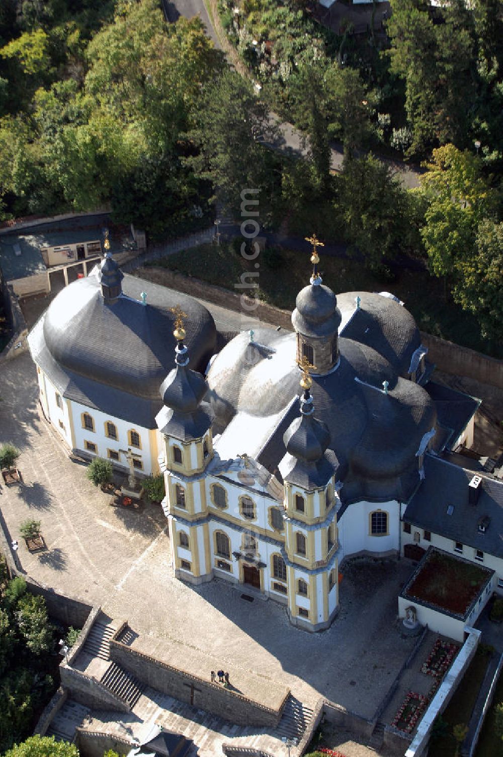 Würzburg from above - Blick auf das Kapuzinerkloster Käppele in Würzburg Bayern. Käppele ist der volkstümliche Name einer Wallfahrtskirche in Würzburg, die 1748 von Balthasar Neumann anstelle einer kleinen Holzkapelle errichtet wurde. Diese ging auf einen Bildstock zurück, der 1640 von einem Mainfischer in seinem Weinberg während des Dreißigjährigen Kriegs errichtet wurde. Kontakt: Kapuzinerkloster Käppele Würzburg, Nikolausberg, 97082 Würzburg, Tel. +49(0)931 72670, Fax +49(0)931 7843872