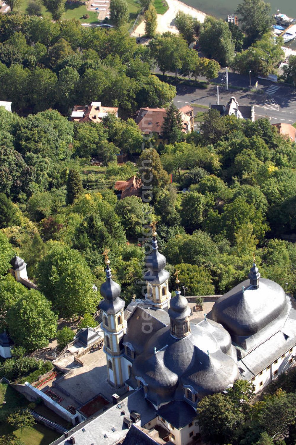 Würzburg from above - Blick auf das Kapuzinerkloster Käppele in Würzburg Bayern. Käppele ist der volkstümliche Name einer Wallfahrtskirche in Würzburg, die 1748 von Balthasar Neumann anstelle einer kleinen Holzkapelle errichtet wurde. Diese ging auf einen Bildstock zurück, der 1640 von einem Mainfischer in seinem Weinberg während des Dreißigjährigen Kriegs errichtet wurde. Kontakt: Kapuzinerkloster Käppele Würzburg, Nikolausberg, 97082 Würzburg, Tel. +49(0)931 72670, Fax +49(0)931 7843872