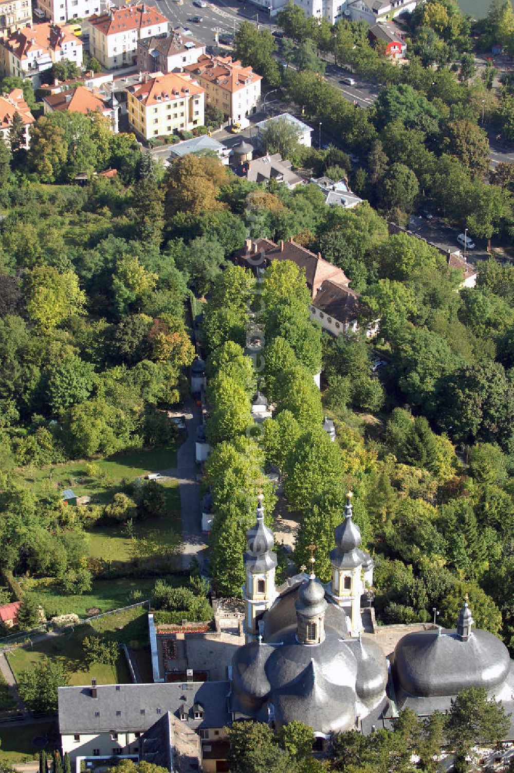 Würzburg from above - Blick auf das Kapuzinerkloster Käppele in Würzburg Bayern. Käppele ist der volkstümliche Name einer Wallfahrtskirche in Würzburg, die 1748 von Balthasar Neumann anstelle einer kleinen Holzkapelle errichtet wurde. Diese ging auf einen Bildstock zurück, der 1640 von einem Mainfischer in seinem Weinberg während des Dreißigjährigen Kriegs errichtet wurde. Kontakt: Kapuzinerkloster Käppele Würzburg, Nikolausberg, 97082 Würzburg, Tel. +49(0)931 72670, Fax +49(0)931 7843872