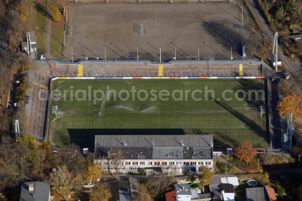 Potsdam-Babelsberg from above - Blick auf das Karl-Liebknecht-Stadion in Potsdam-Babelsberg. Das Karl-Liebknecht-Stadion (kurz: KarLi) ist ein Fußballstadion, auf dem der SV Babelsberg 03 und der 1. FFC Turbine Potsdam ihre Heimspiele austragen. Das Stadion wurde am 10. Juli 1976 seiner Bestimmung übergeben. Das erste Spiel fand zwischen der DDR-Olympiamannschaft und der BSG Motor Babelsberg statt. Derzeit ist das Stadion im renovierungsbedürftigem Zustand. Pro-KarLi ist eine Bürger Aktion zum Erhalt des Stadions. Kontakt: Karl-Liebknecht-Stadion, Karl-Liebknecht-Str. 90, 14482 Potsdam, Tel.: 0177-590 92 79, pro-karli.de