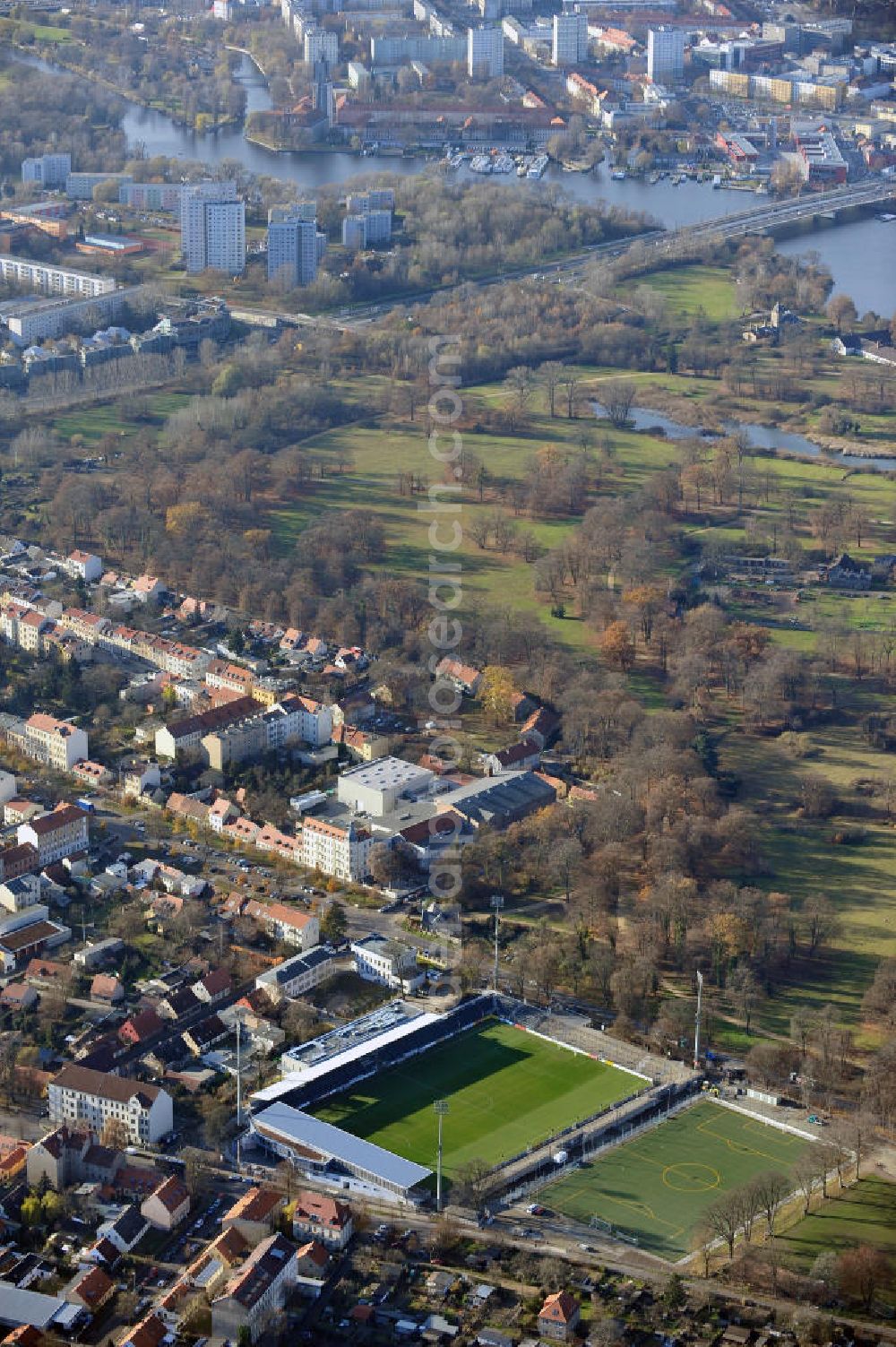 Potsdam Babelsberg from the bird's eye view: Das Karl-Liebknecht-Stadion in Babelsberg. Das Fußball-Stadion ist Heimspielstätte des SV Babelsberg 03 und des 1. FFC Rurbine Potsdam. Site of the rebuilding of the Stadium Karl-Liebknecht in Babelsberg.