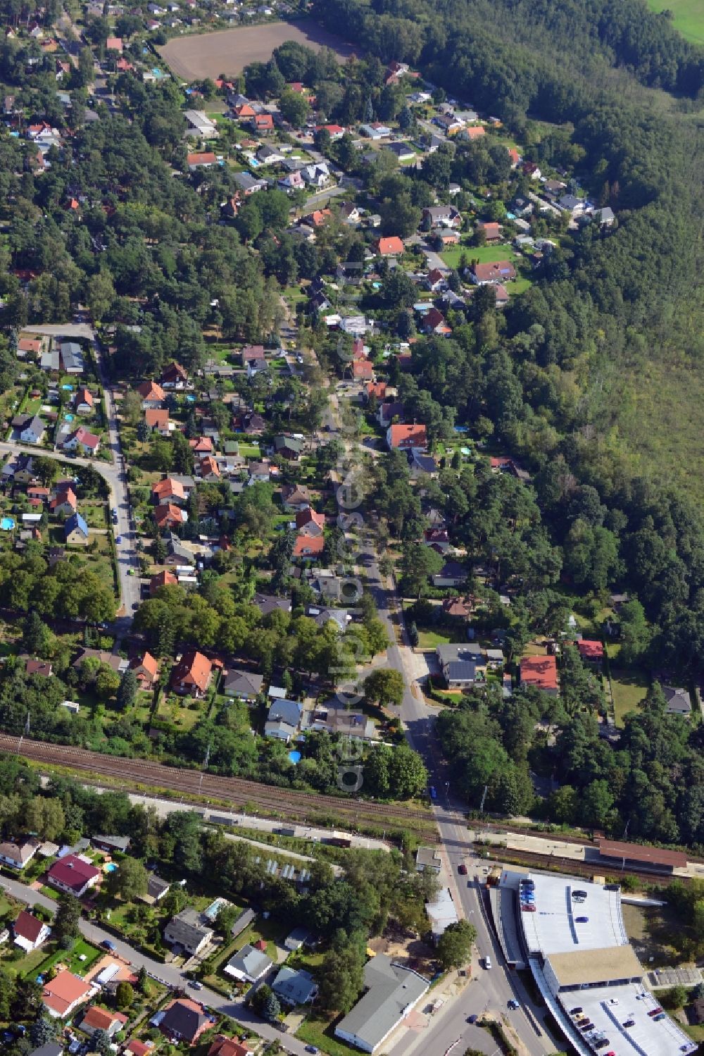 Blankenfelde from above - Road layout of the Karl-Marx-Straße on the railway line Dresdner Bahn to the station Blankenfelde in Brandenburg. By the engineering community Dresdner Bahn is the new construction of a railway bridge as planned bridge construction