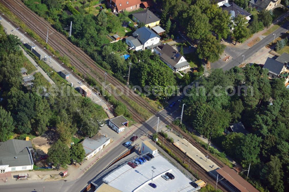 Aerial photograph Blankenfelde - Road layout of the Karl-Marx-Straße on the railway line Dresdner Bahn to the station Blankenfelde in Brandenburg. By the engineering community Dresdner Bahn is the new construction of a railway bridge as planned bridge construction