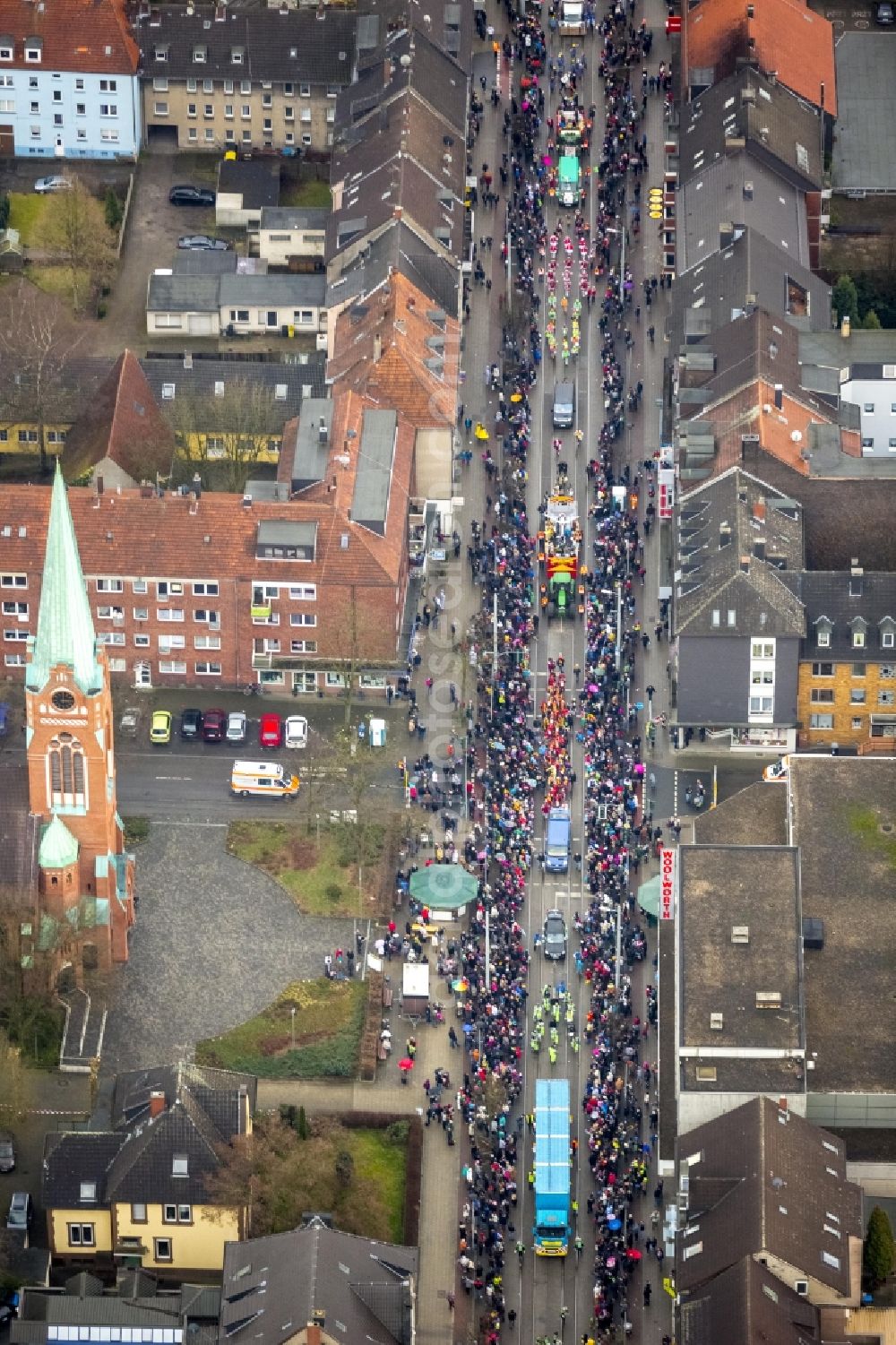 Düsseldorf from the bird's eye view: View of a carnival procession in Duisburg in the state Northrhein-Westphalia